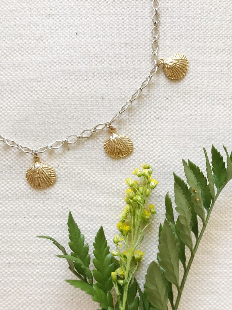 Dangling shells Choker